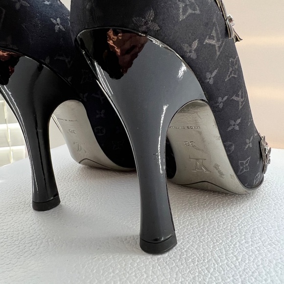 Louis Vuitton - Vintage Logo Monogram Pumps in Patent Leather/Satin/Charms Sz 38 - Picture 10 of 16